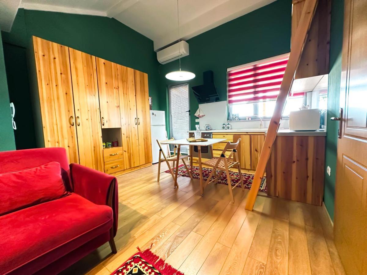 Cozy Elegance Above Korca Apartment Ngoại thất bức ảnh